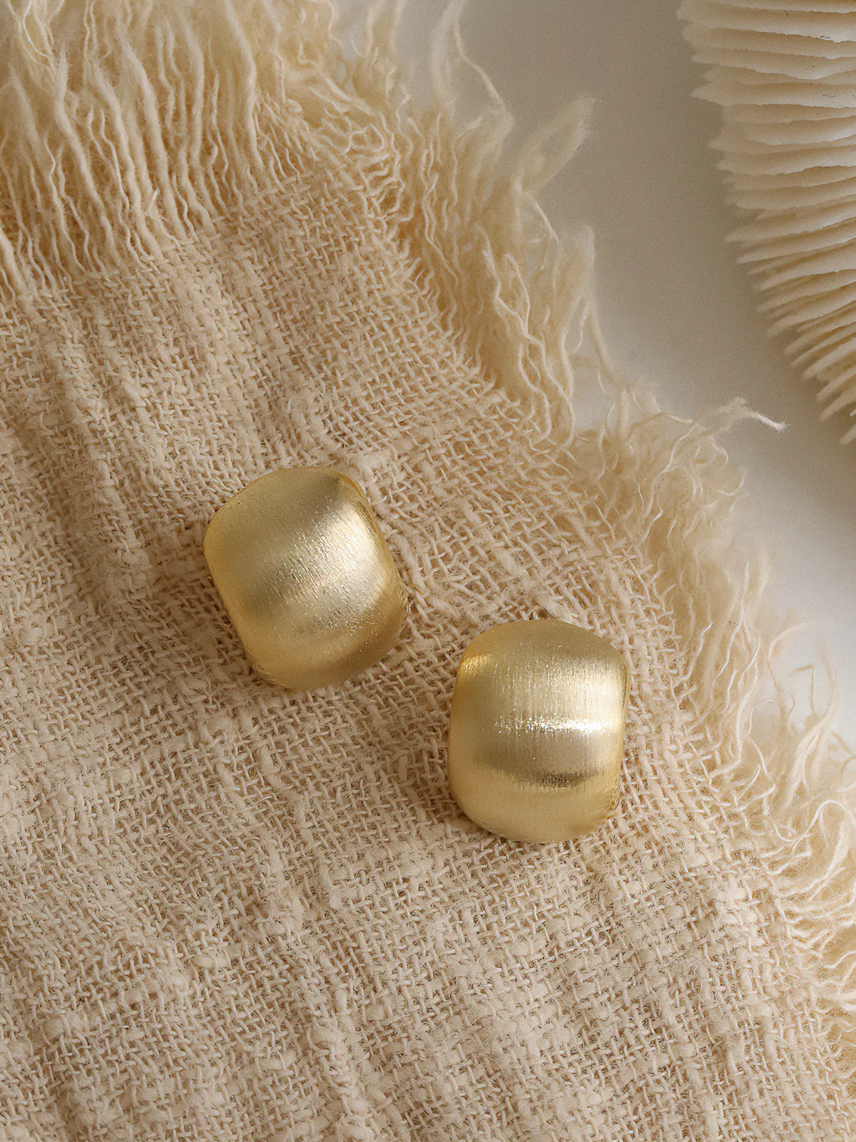 Frosted adzuki Doudou French niche earrings women's ins style high-end sense simple and versatile earrings temperament earrings e006 - Image 3