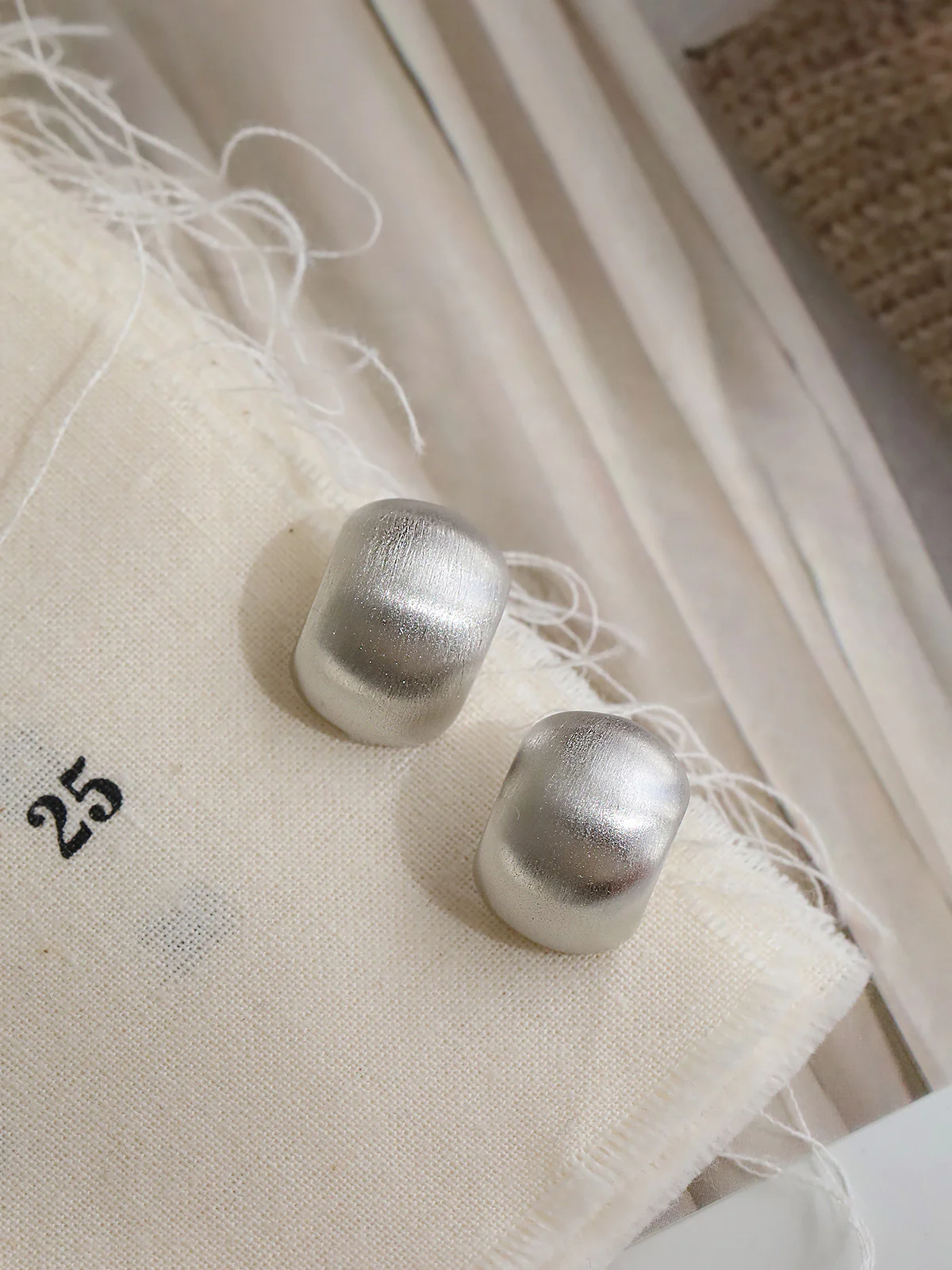 Frosted adzuki Doudou French niche earrings women's ins style high-end sense simple and versatile earrings temperament earrings e006 - Image 4