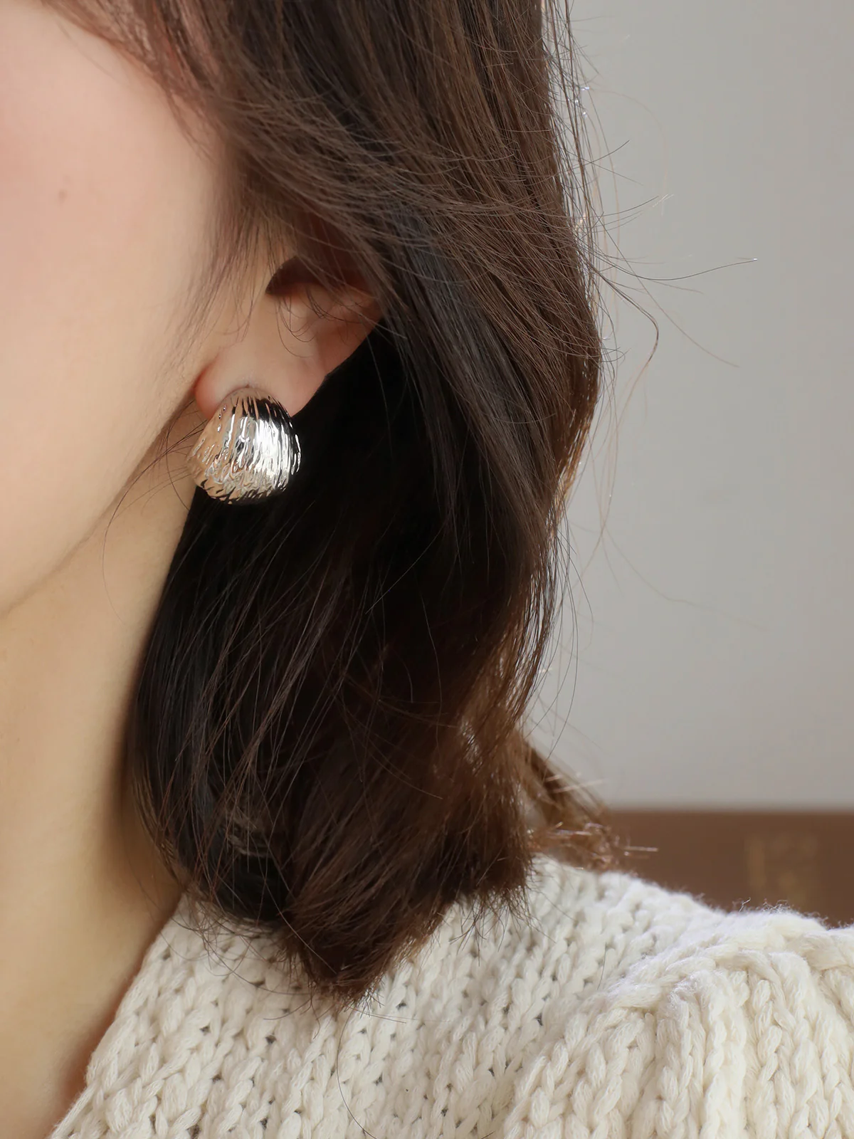 Gold Textured French Earrings Niche Design High-end Light Luxury Temperament Versatile Metal Earrings for Women e010 - Image 3