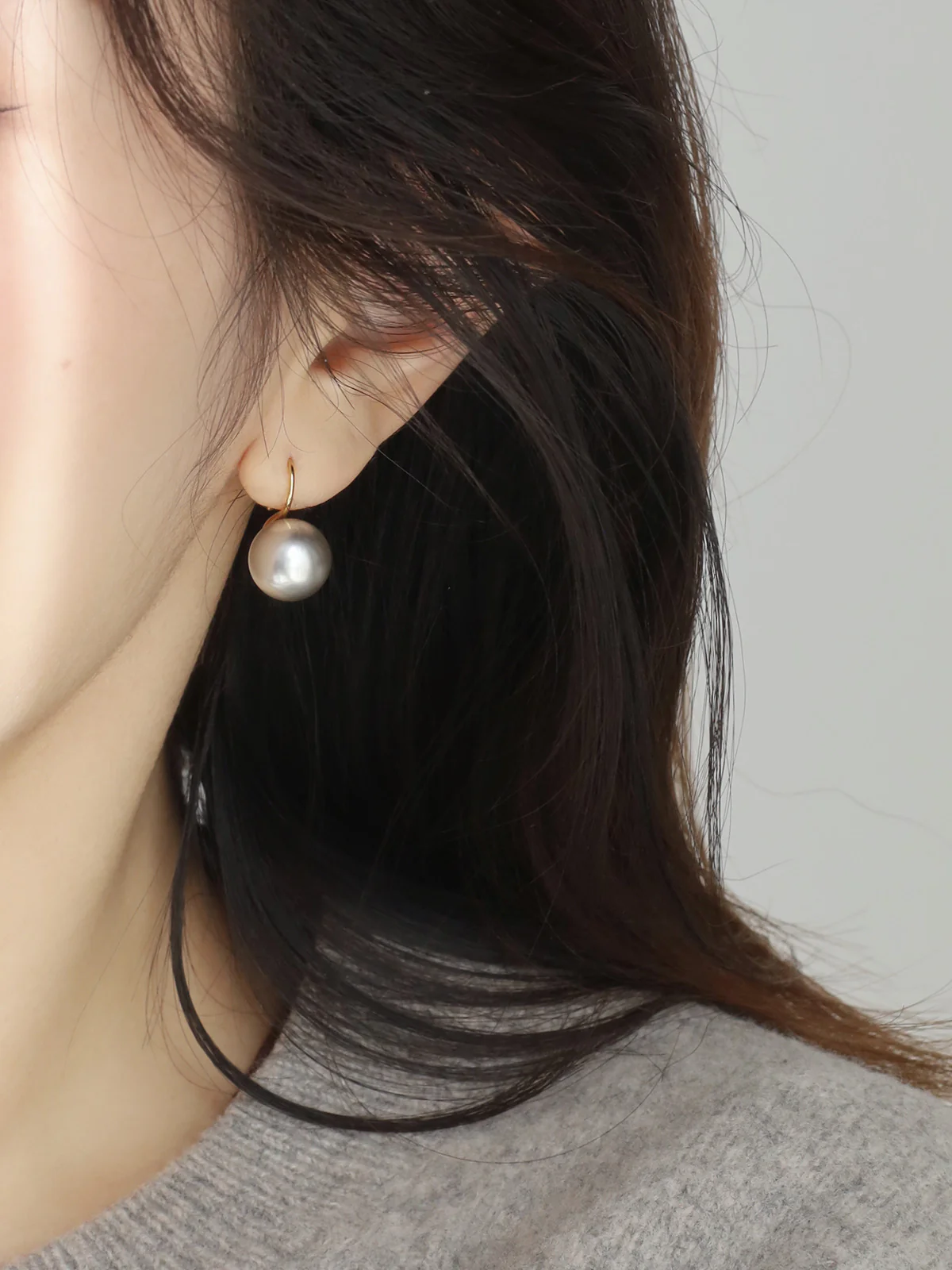 Gray Pearl Earrings Temperament Versatile Women's Classic Round Earhooks e015 - Image 3