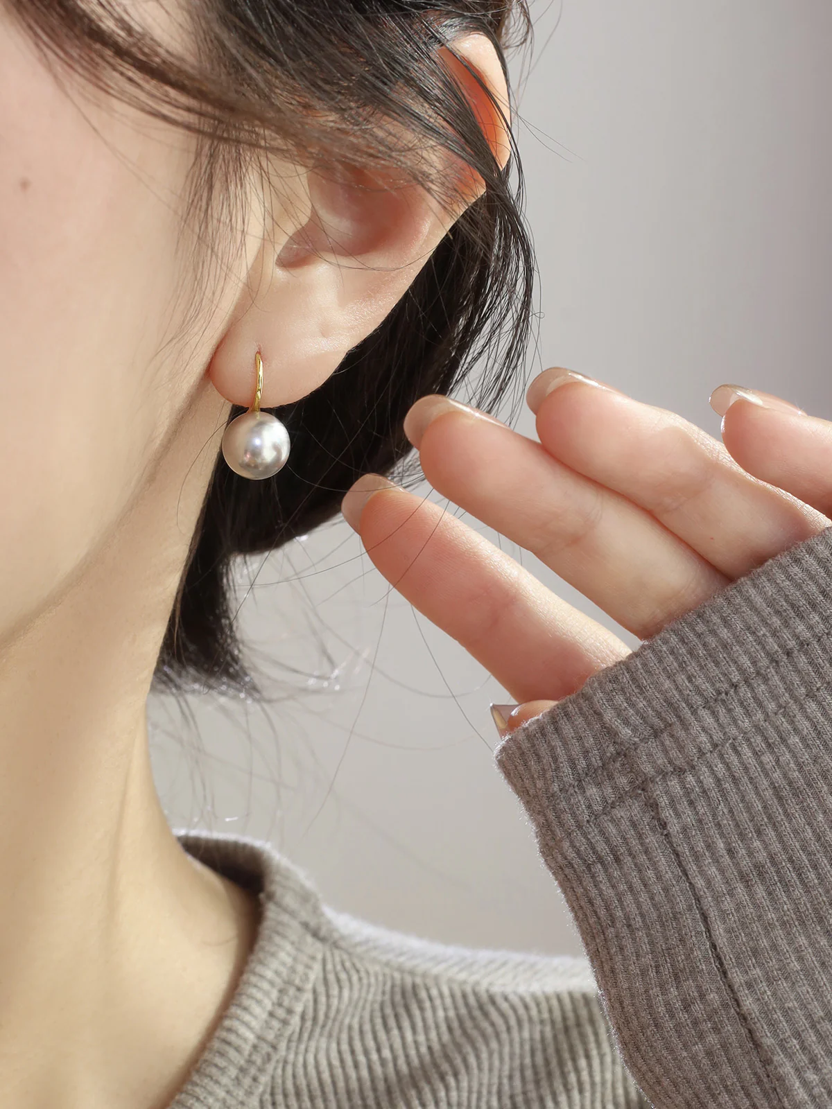 Gray Pearl Earrings Temperament Versatile Women's Classic Round Earhooks e015 - Image 4