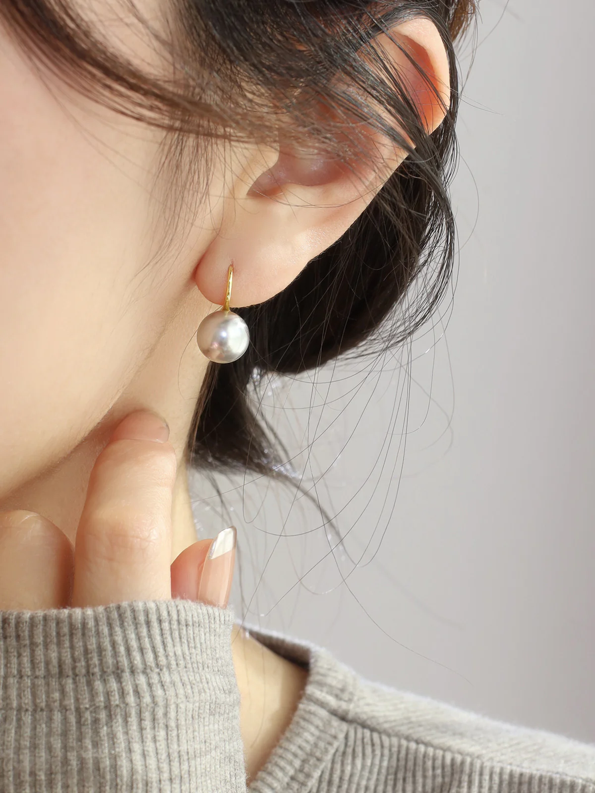 Gray Pearl Earrings Temperament Versatile Women's Classic Round Earhooks e015 - Image 5