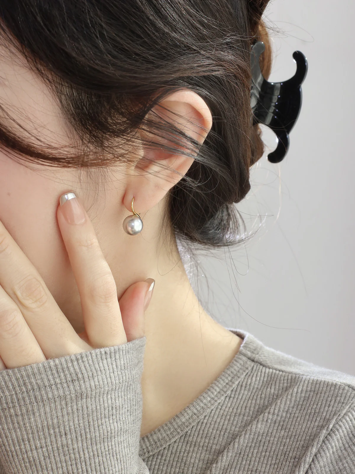 Gray Pearl Earrings Temperament Versatile Women's Classic Round Earhooks e015 - Image 6