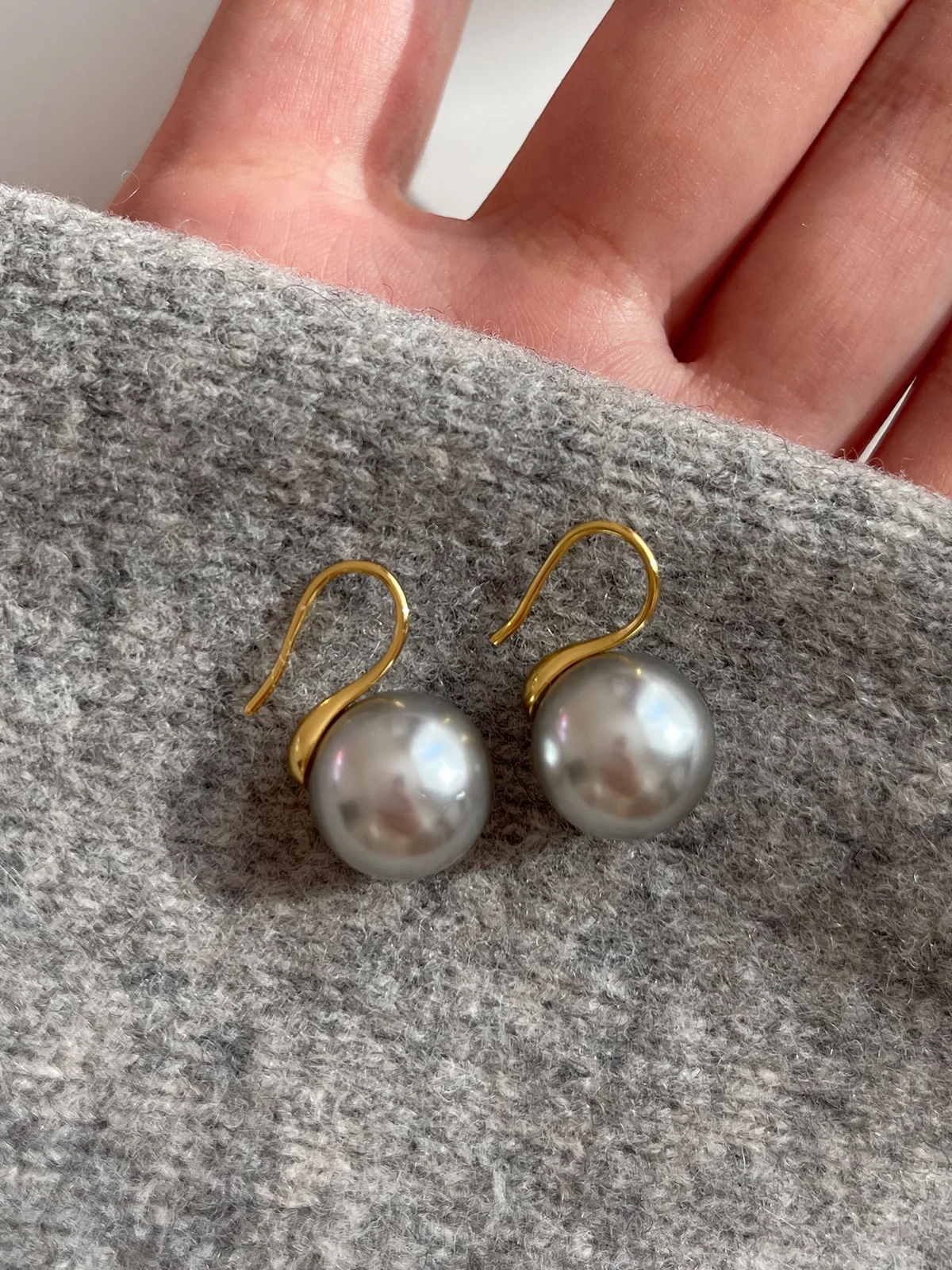 Gray Pearl Earrings Temperament Versatile Women's Classic Round Earhooks e015 - Image 7