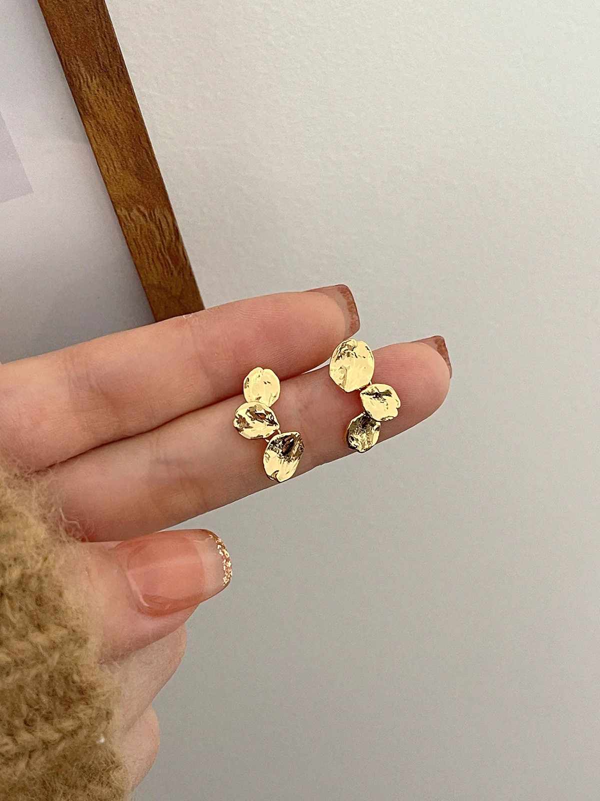 Unique design earrings Small and exquisite ins fashion earrings Light luxury and high-end French earrings e008 - Image 3